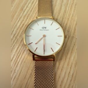 Daniel Wellington ladies gold tone watch NEW BATTERY